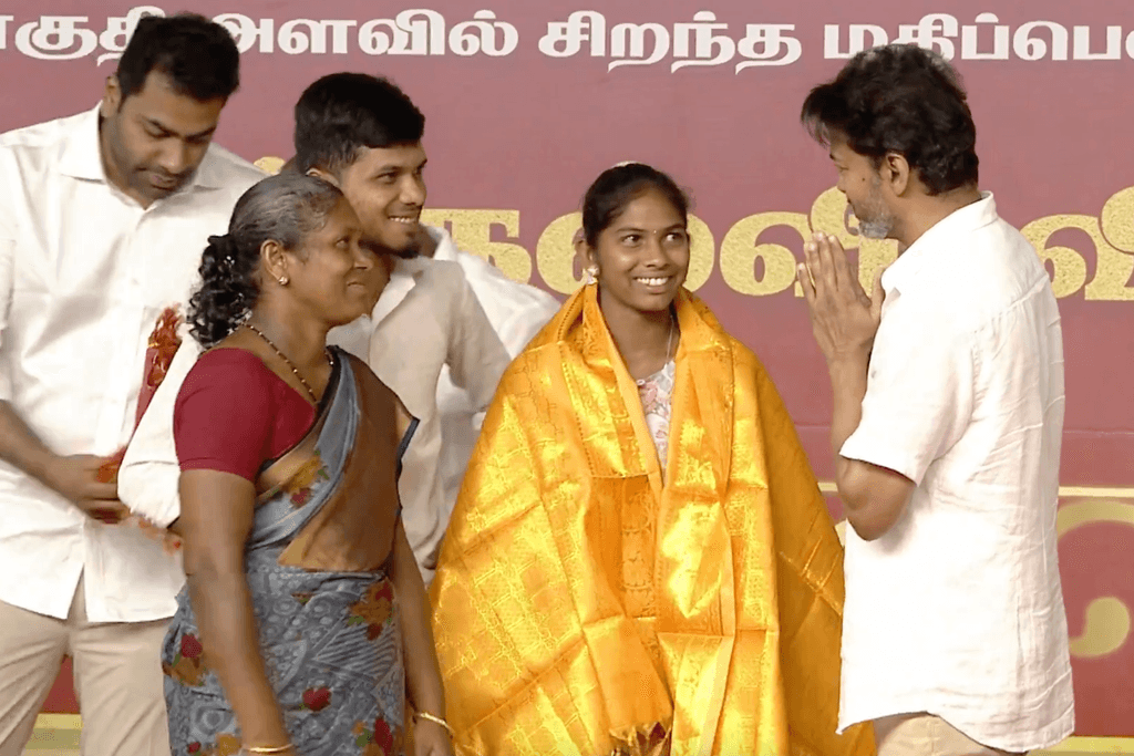 Cover image for பழங்குடியின குடும்பத்தில் பிறந்து ஐஐடி-யில் பொறியியல் படிக்கத் தேர்வாகியிருக்கும் சேலம் கல்வராயன் மலைப் பகுதியைச் சேர்ந்த மாணவி ராஜேஸ்வரியை வாழ்த்தி, கௌரவித்தார் கழகத் தலைவர் - மாமல்லபுரம்